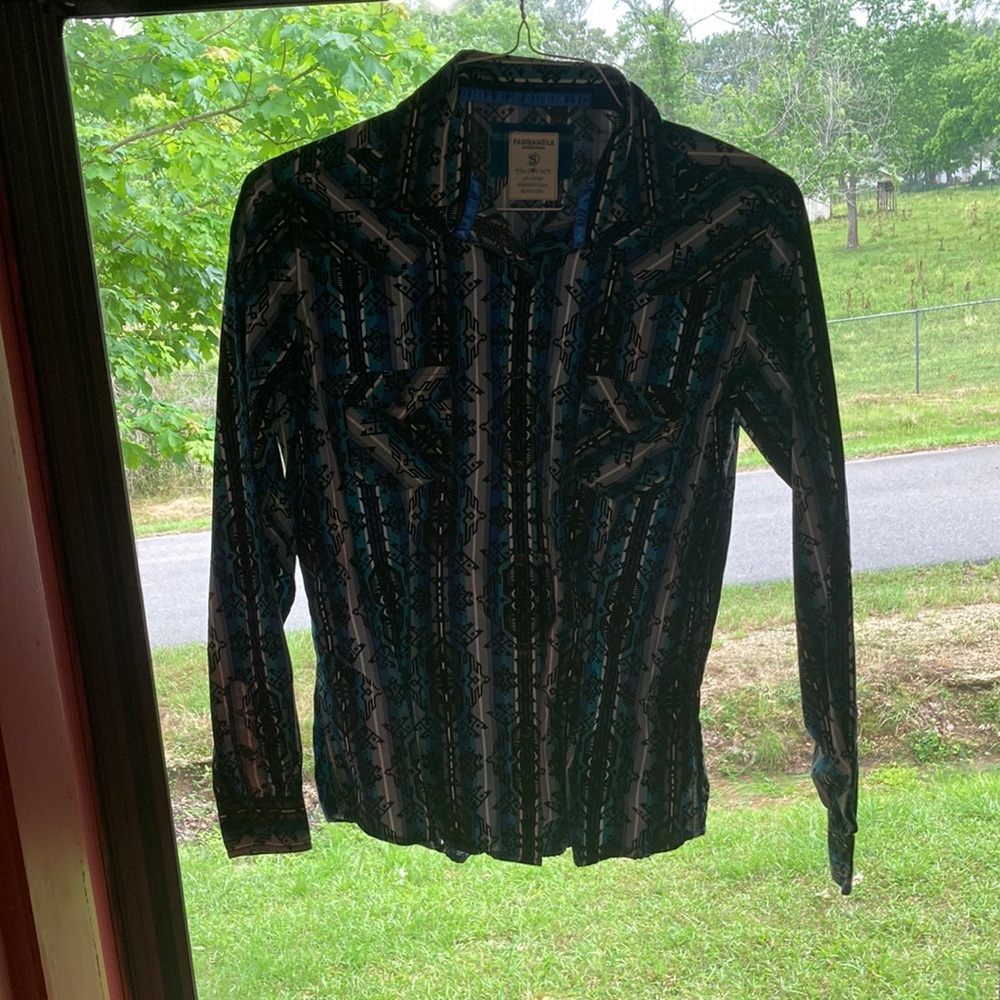 Its a long sleeve western shirt 100% cotton size small snap buttons